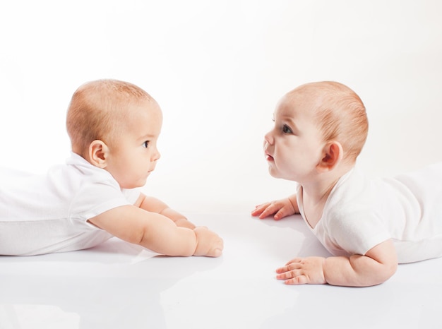 Filhos fofos gêmeos isolados em um fundo branco