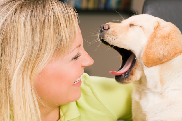 Filhote de cachorro bocejando