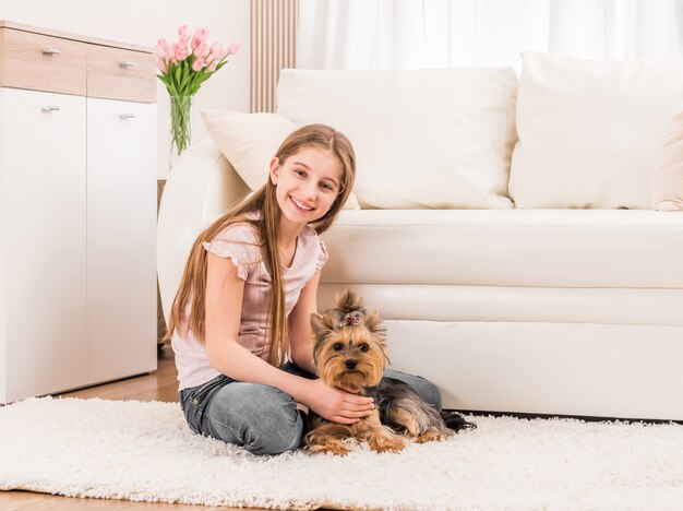 Filhote de cachorro bonito e jovem feliz