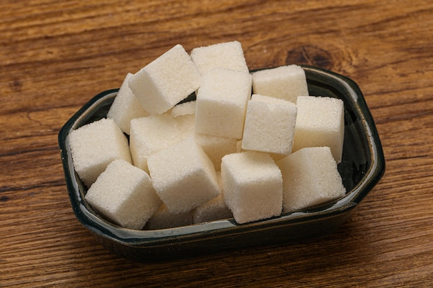 Filhotes de açúcar branco refinado na tigela