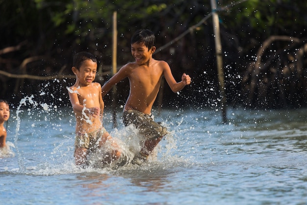 Filipinas, isla de cebú, que los niños filipinos se diviertan en el mar