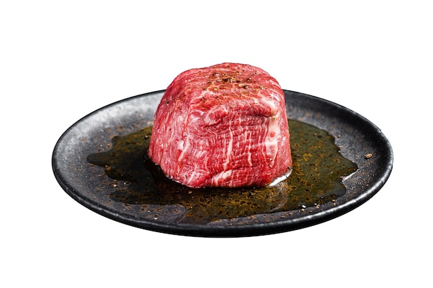 Fillet Mignon bistec de carne de res prima carne de mármol cruda seca envejecida con hierbas y especias lista para cocinar aislada sobre fondo blanco Vista superior