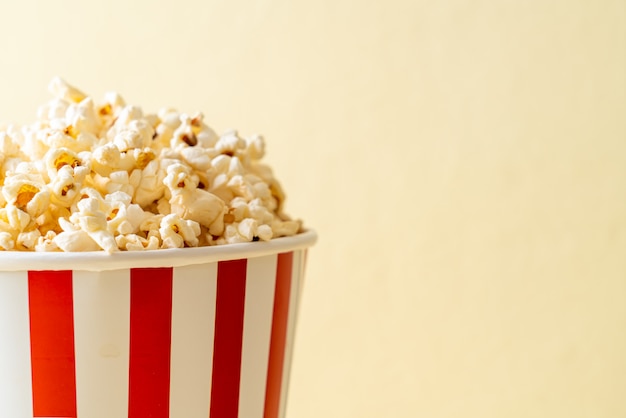 Film Popcorn im Eimer
