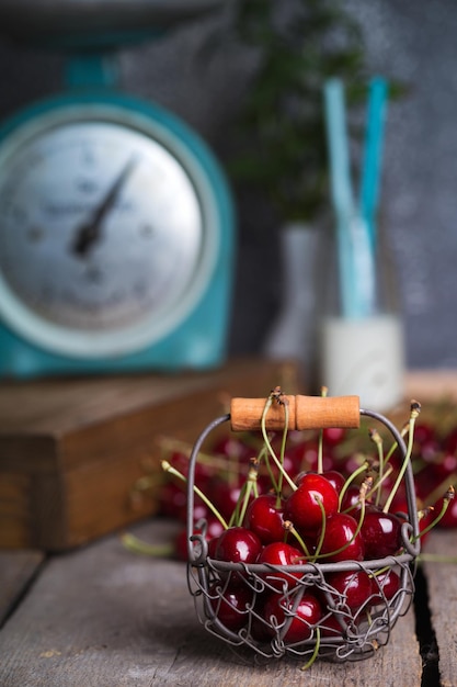 Filmada en estilo vintage - rojo cereza y escamas antiguas de época