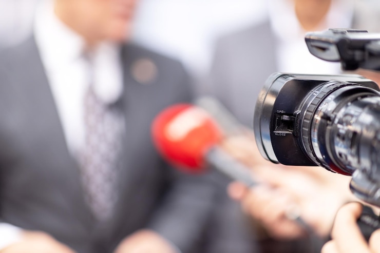 Foto filmagem de entrevistas de mídia, notícias ou conferências de imprensa com uma câmara de televisão