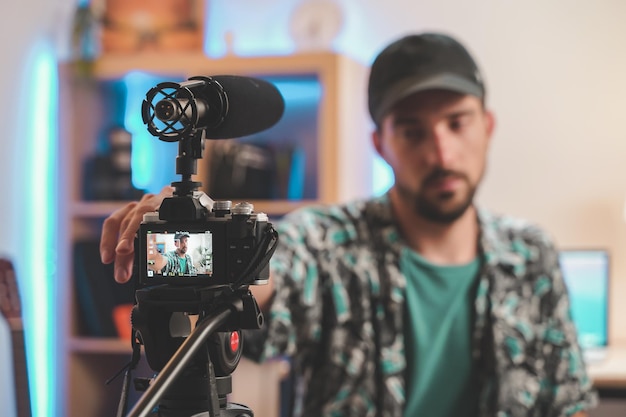 Filmagem dos bastidores de um jovem influenciador a fazer um vídeo