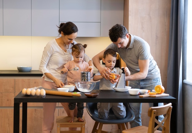 Filmagem média em família cozinhando em casa