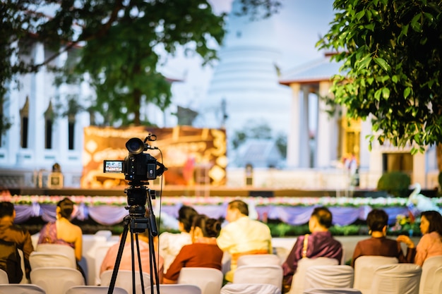 Filmagem profissional filmando ao ar livre show de música ou mini-concerto à noite