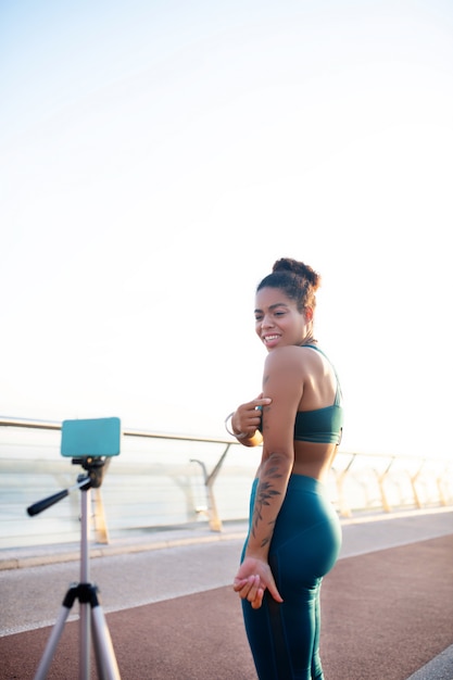 Filmando o vídeo lá fora. mulher gorda filmando vídeo sobre como perder peso enquanto do lado de fora