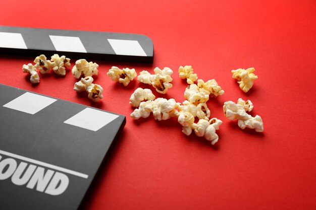 Foto filmclapper mit popcorn auf dem roten teppich