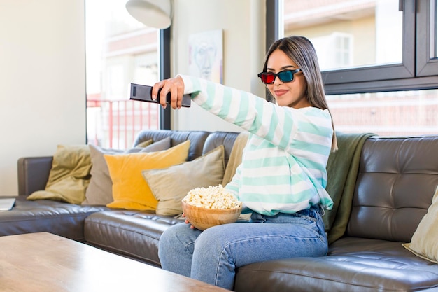 Foto filme de mulher latina e pipoca