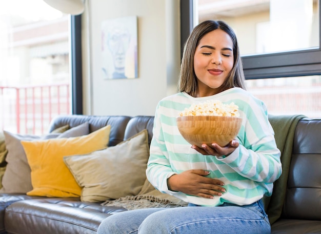 Filme de mulher latina e pipoca