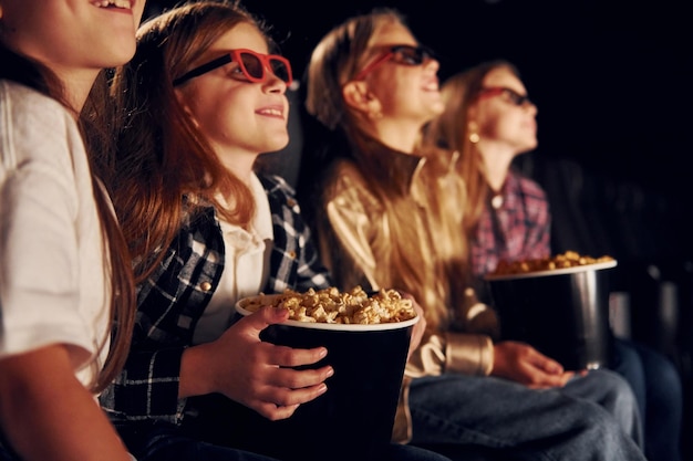 Foto filme interessante grupo de crianças sentadas no cinema