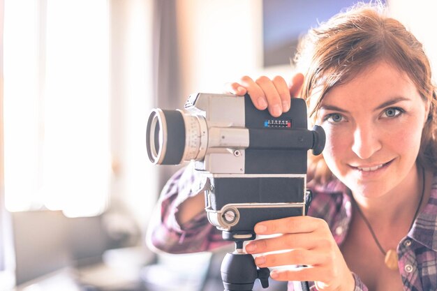 Foto filmemacher macht eine alte filmkamera aus dem film