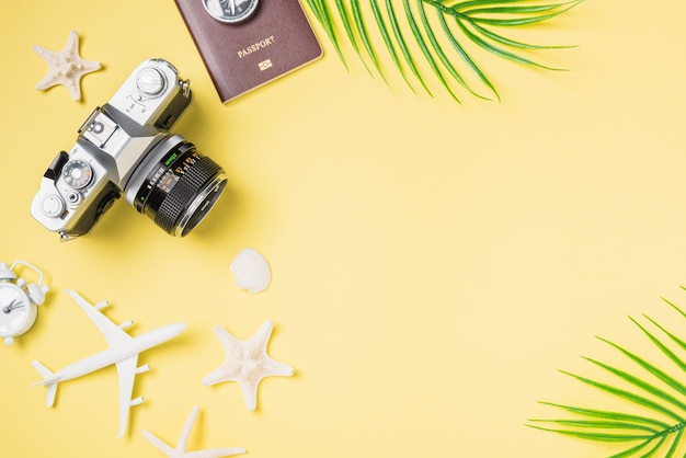 Foto filmes retro da câmera, avião, passaporte, acessórios de praia tropical para viajantes estrela do mar