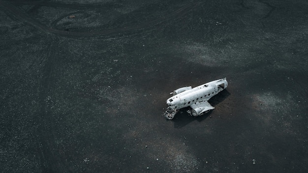 Filmische Luftansicht auf das Wrack des DC-3-Flugzeugs am Black Beach solheimasandur iceland