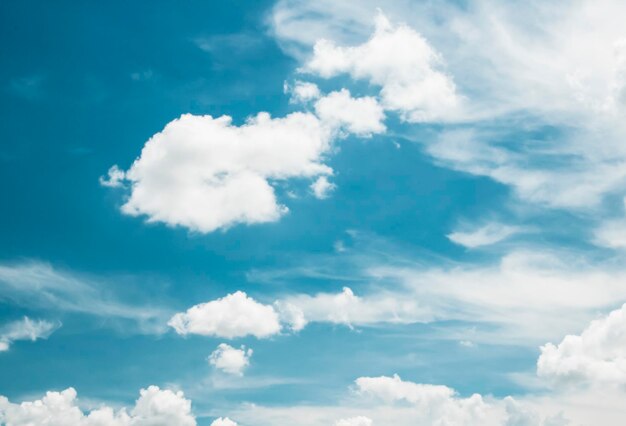 Filmischer farbiger Himmel mit Wolken Sommerblauer Himmel