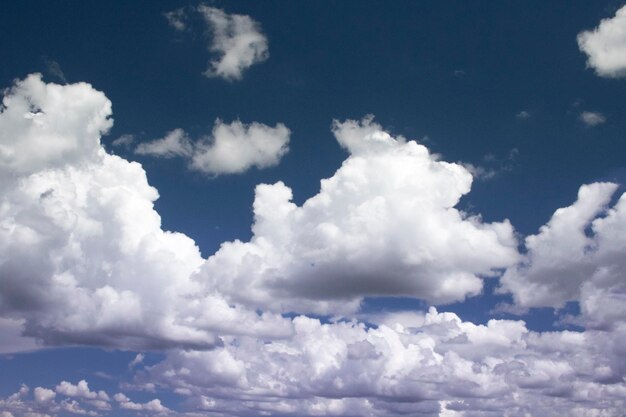 Foto filmischer farbiger himmel mit wolken sommerblauer himmel