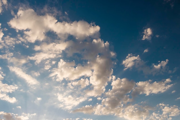 Filmischer farbiger Himmel mit Wolken