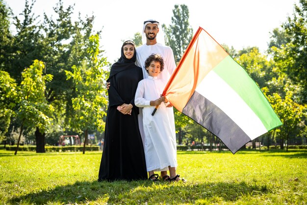 Filmisches Bild einer Familie aus den Emiraten, die Zeit im Park verbringt