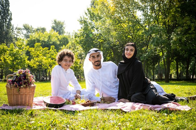 Filmisches Bild einer Familie aus den Emiraten, die Zeit im Park verbringt