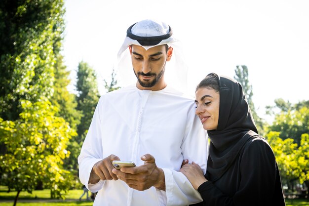 Filmisches Bild einer Familie aus den Emiraten, die Zeit im Park verbringt