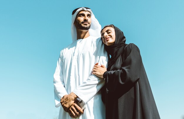 Filmisches Bild einer Familie aus den Emiraten, die Zeit im Park verbringt