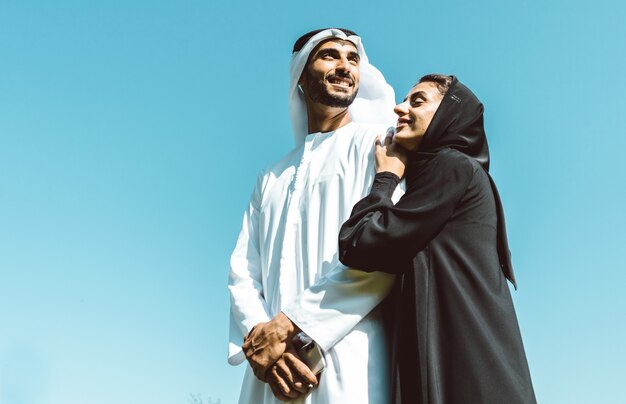 Filmisches Bild einer Familie aus den Emiraten, die Zeit im Park verbringt