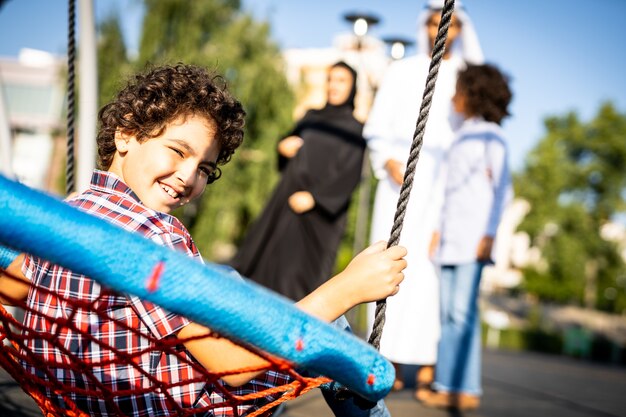 Foto filmisches bild einer familie, die auf dem spielplatz in dubai spielt