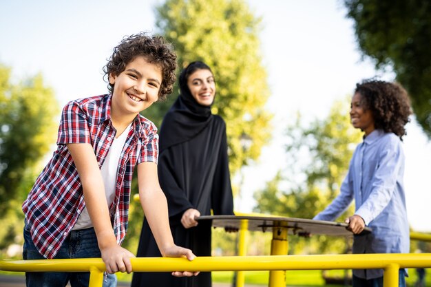 Filmisches Bild einer Familie, die auf dem Spielplatz in Dubai spielt