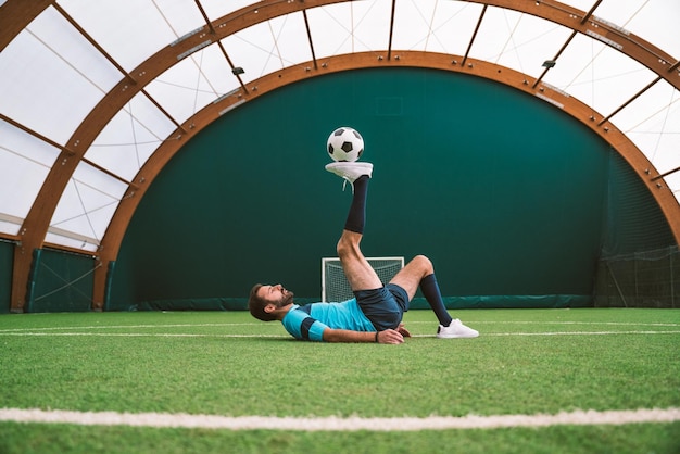 Filmisches Bild eines Fußball-Freestyle-Spielers, der Tricks mit dem Ball macht