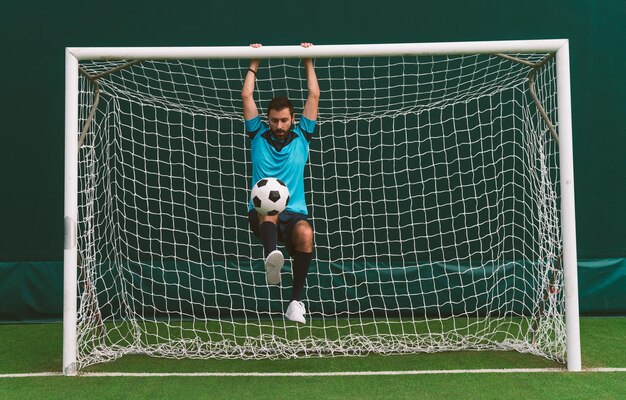 Filmisches Bild eines Fußball-Freestyle-Spielers, der Tricks mit dem Ball macht