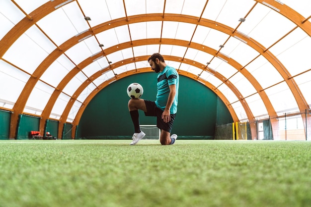 Filmisches Bild eines Fußball-Freestyle-Spielers, der Tricks mit dem Ball macht