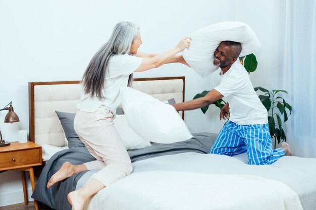 Filmisches Bild eines glücklichen multiethnischen Seniorenpaares Indoors Lifestyle-Momente zu Hause Konzept über Dienstalter und Beziehungen