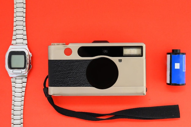 Foto filmkamera und elektronische armbanduhr im retro-stil