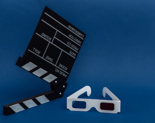 Filmklappe mit 3D-Brille auf klassischem blauem Hintergrund. Kinoindustrie, Unterhaltung