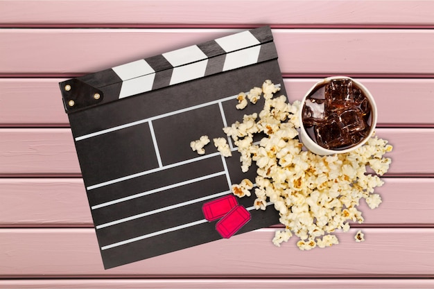 Filmklappe, Schachtel Popcorn und Cola isoliert