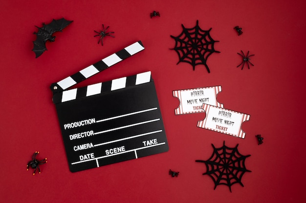 Filmklappe und Halloween-Dekoration