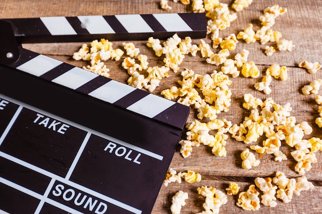 Filmklappe und Popcorn
