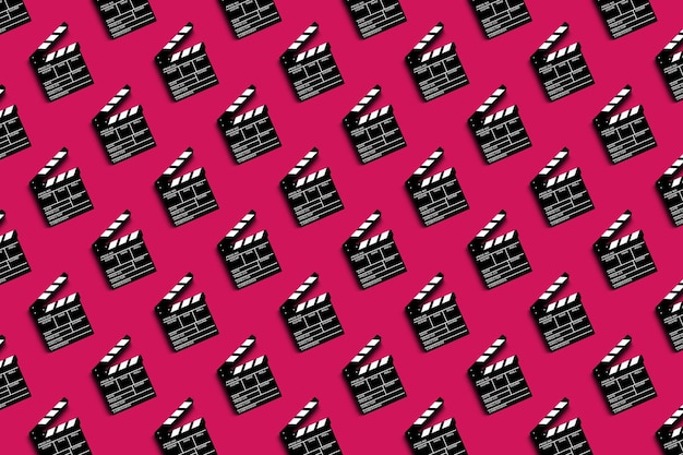 Filmklappe zum Aufnehmen von Video- und Filmmustern auf rotem Hintergrund