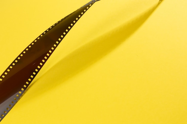 Filmstreifen isoliert auf gelbem Hintergrund