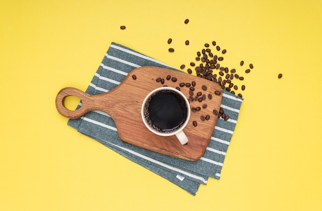 Filterkaffee auf Holz stehend und Kaffeebohnen Isolierter Hintergrund