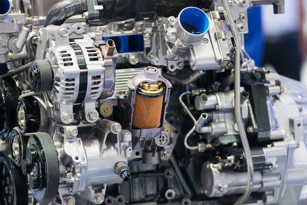 El filtro de aceite del motor muestra la sección transversal dentro del motor de la máquina en el automóvil.