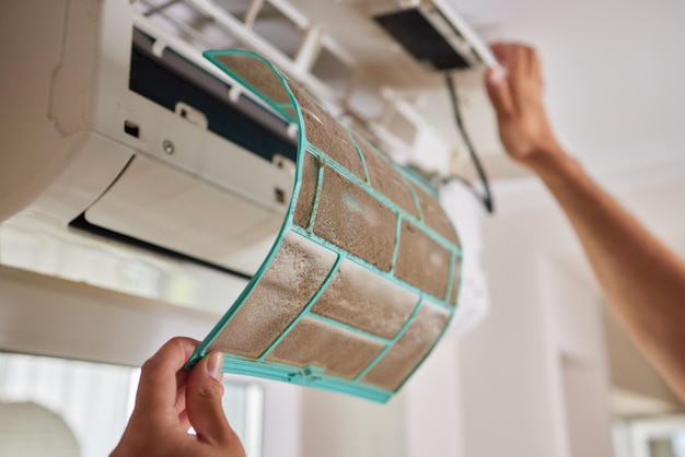 Filtro de ar condicionado sujo precisa de limpeza Reparação de serviço de ar condicionado e equipamento limpo