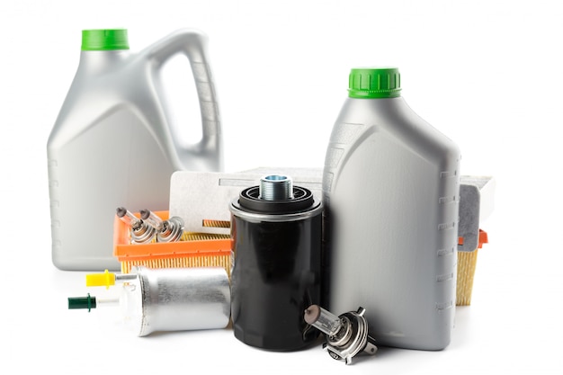 Filtros de aceite de coche y aceite de motor pueden aislado en blanco