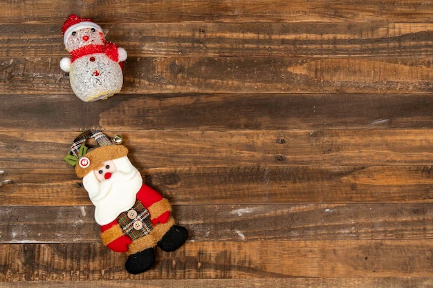 Filz-Weihnachtsmann-Puppe, gekleidet in Winterkleidung und Schneeanzug.