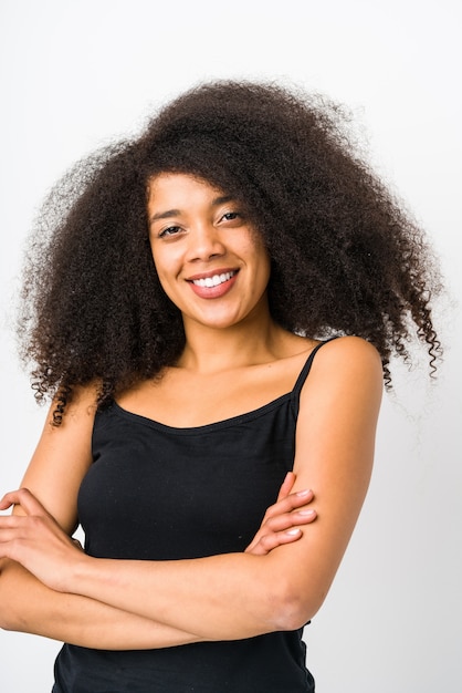 Fim afro novo da cara da mulher isolado acima