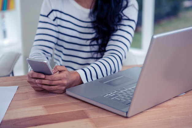 Fim, cima, mulher, usando, smartphone, escritório