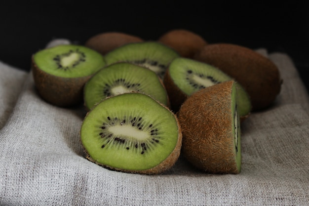 Fim cortado do quivi acima. fruta verde, fundo escuro