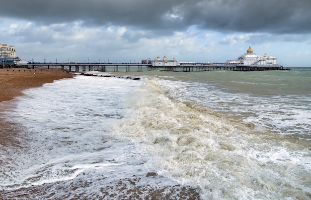 Fim da tempestade Brian Racing, passando pelo cais de Eastbourne em East Sussex